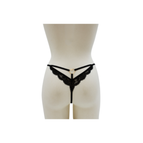 String noir en dentelle avec bijou cœur doré 